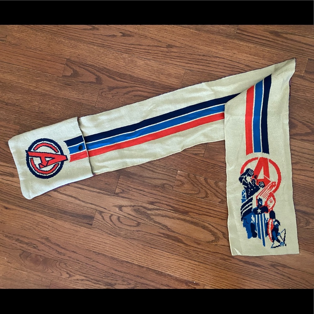 Marvel Avengers Loot Crate exclusive scarf